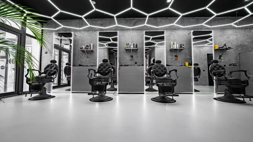 Posturile de lucru Homies Studio, cu oglinzi și lumini geometrice