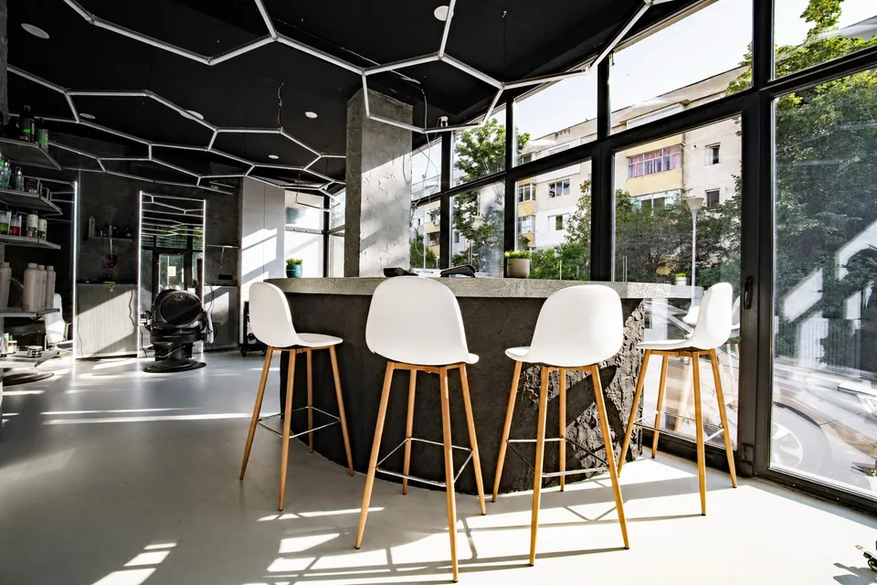 Zona de recepție Homies Studio, cu bar și ferestre ample