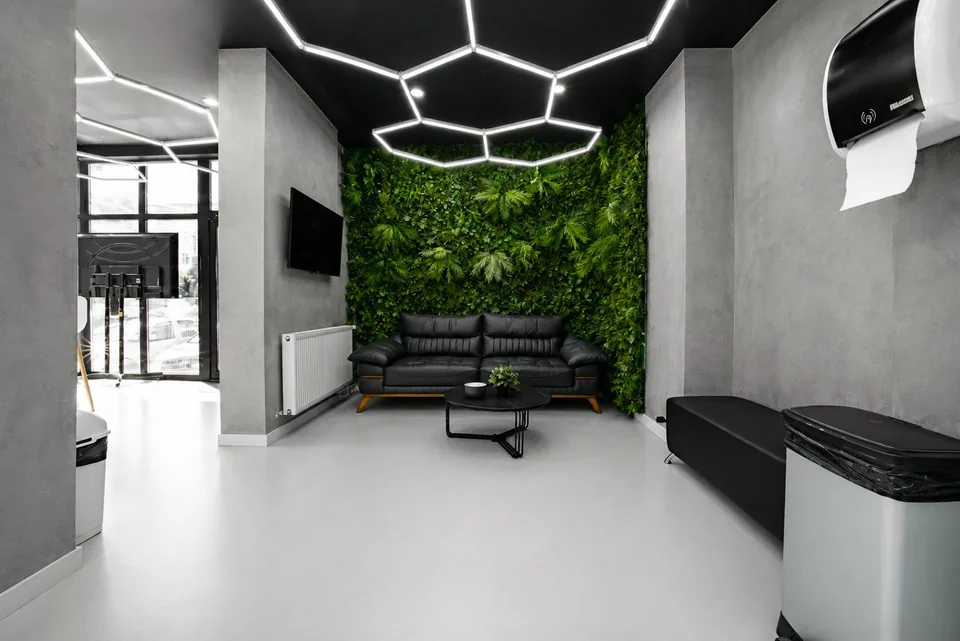 Zona de relaxare Homies Studio, cu canapea și perete verde